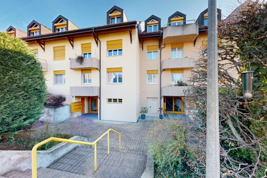 extérieur du bâtiment avec day time, vue sur le complexe d'appartements, apartment complex view, et from community