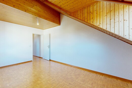 pièce vide avec parquet floor, sol en finition bois, wood finish floor, inside property, et plinthes murales