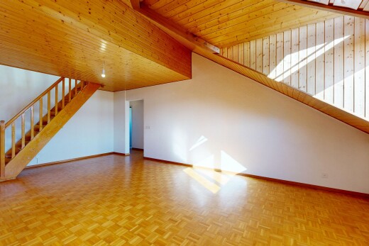 pièce vide avec escaliers, plafond en bois, wood ceiling, inside property, et cloison sèche