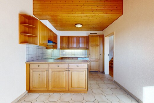 cuisine avec raised cabinets, armoires élevées, light floor, light countertops, et dosseret