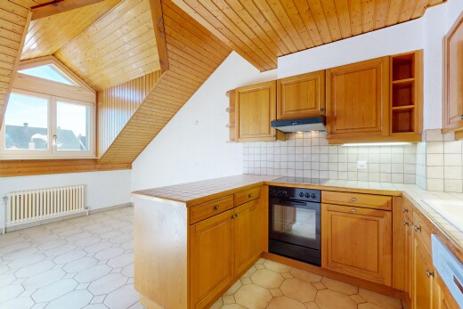 cuisine avec open shelves, étagères ouvertes, plafond en bois, wood ceiling, et raised cabinets