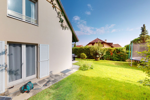garten mit einem trampolin und einem rasen