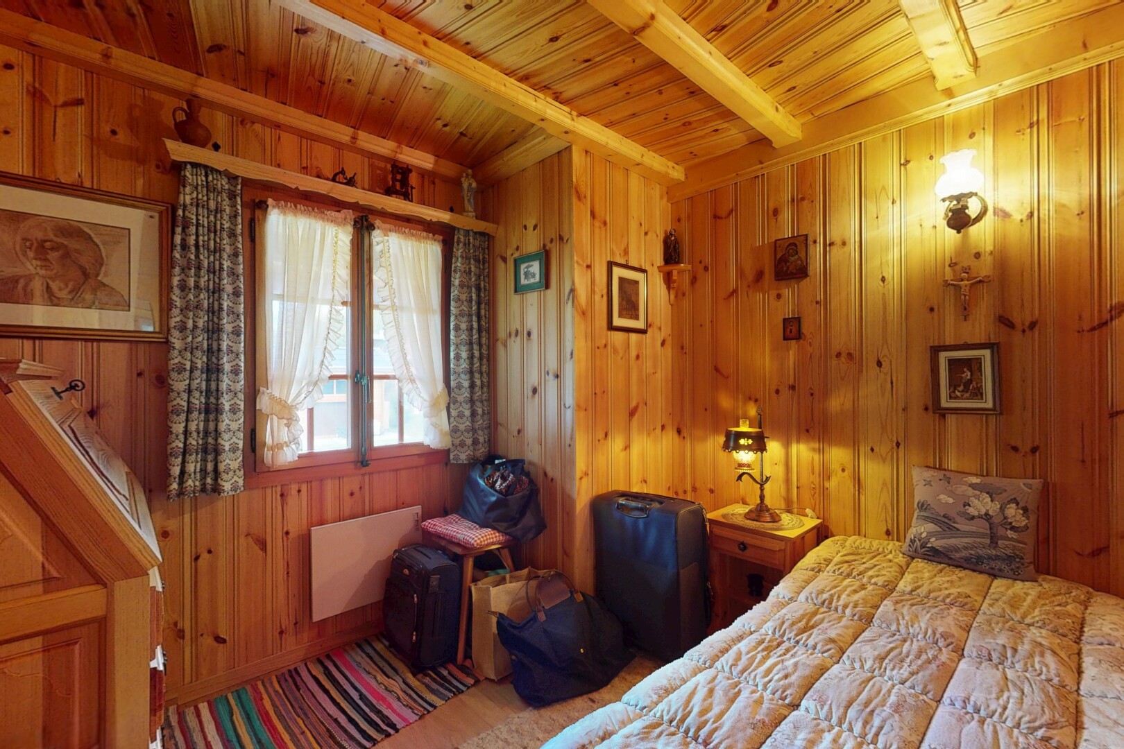 chambre avec inside property, mur en bois, wood wall, lumière naturelle, et natural light
