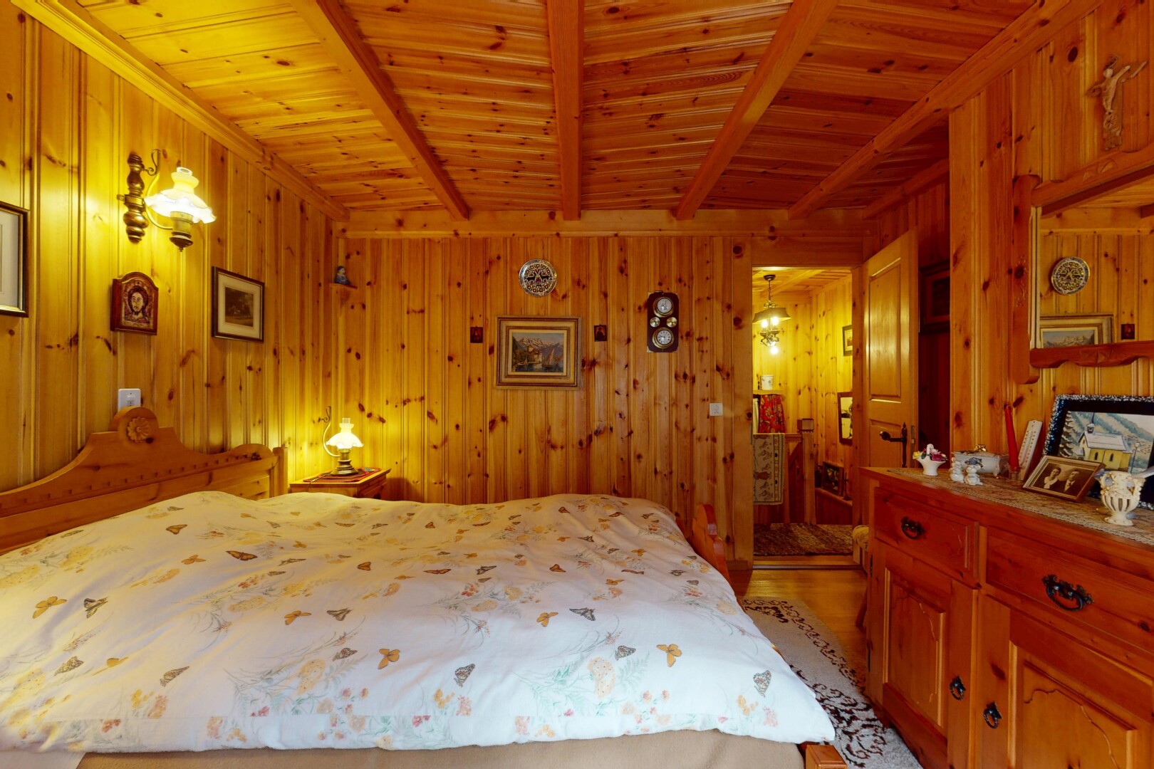chambre avec plafond en bois, wood ceiling, inside property, plafond à poutres, et beamed ceiling