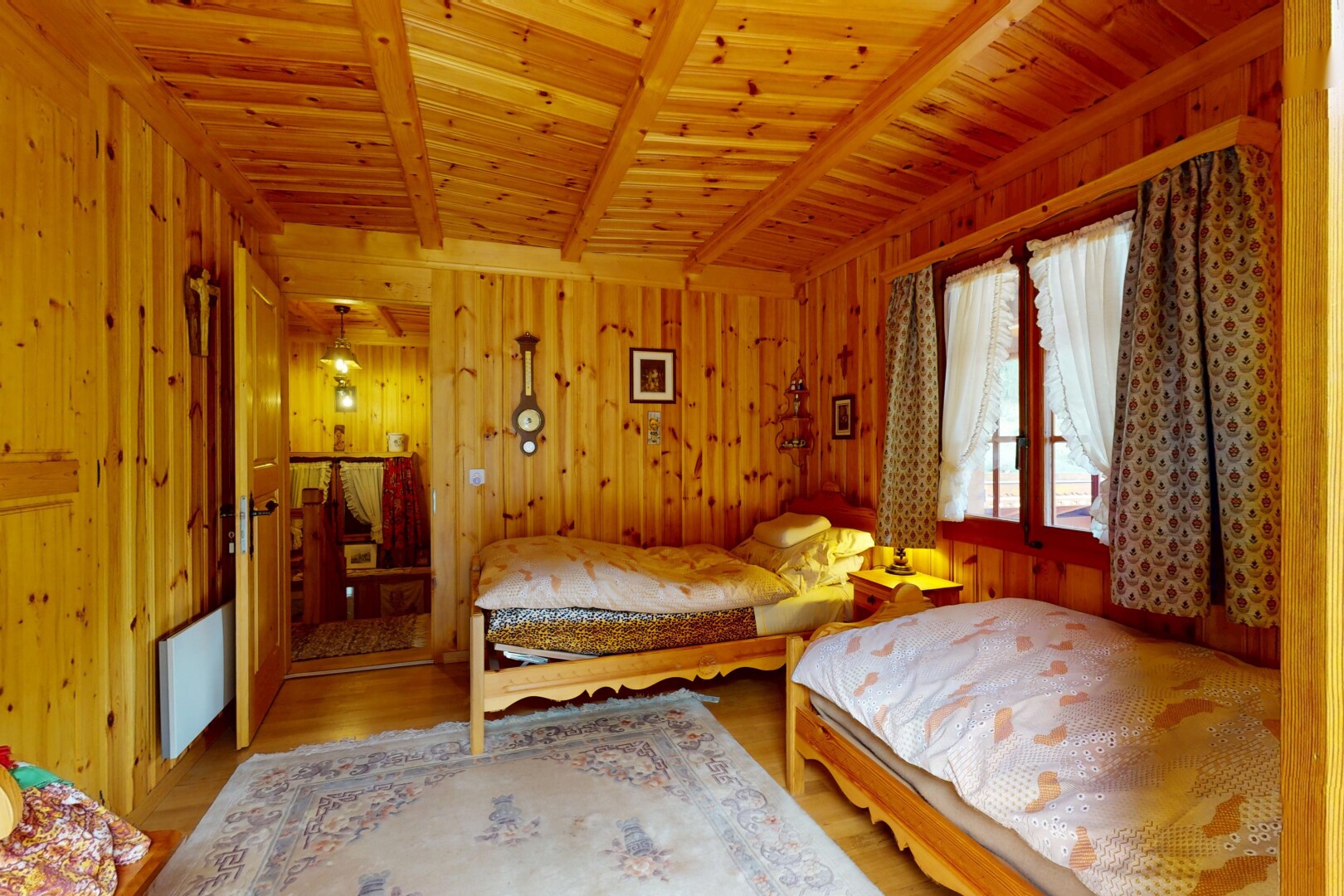 chambre avec lumière naturelle, natural light, inside property, sol en finition bois, et wood finish floor
