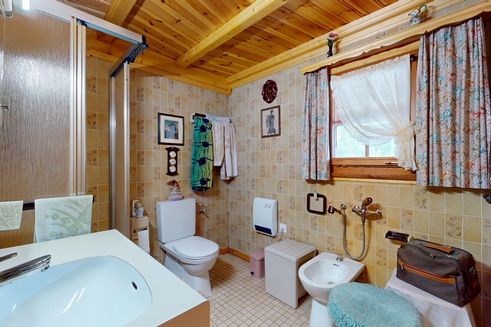 salle de bains avec toilette, mur en carrelage, tile wall, salle de bain complète, et douche