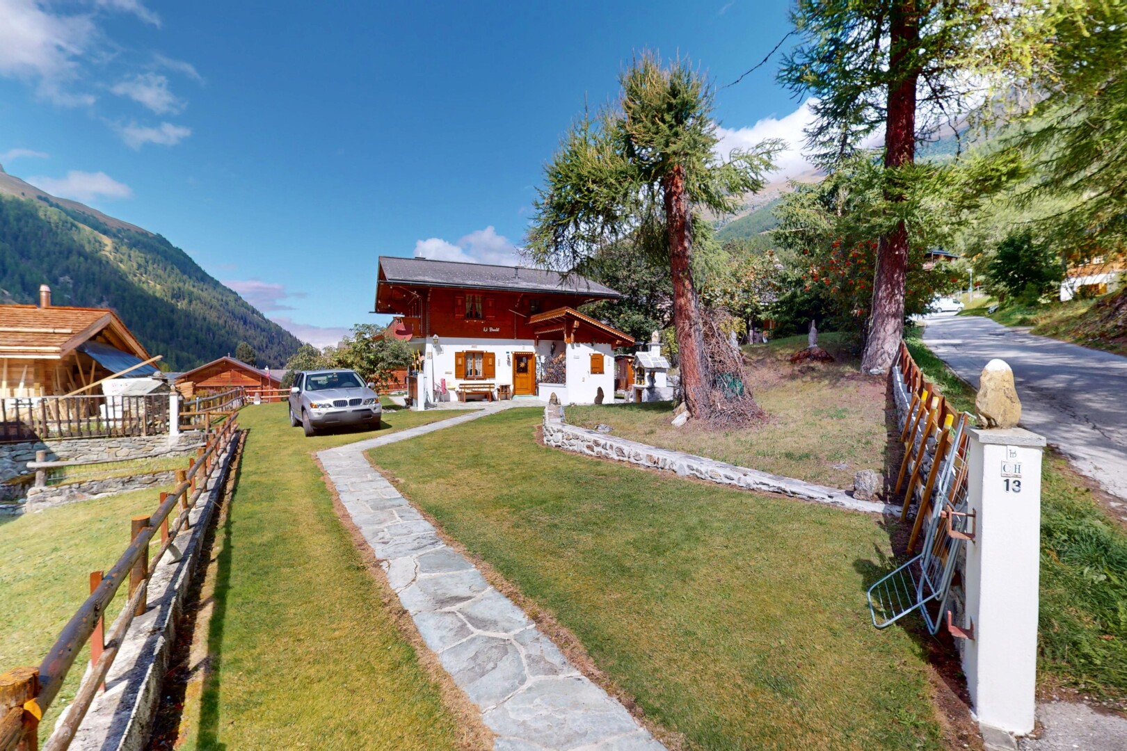 façade avec vue sur la montagne, mountain view, day time, property visible, et pelouse