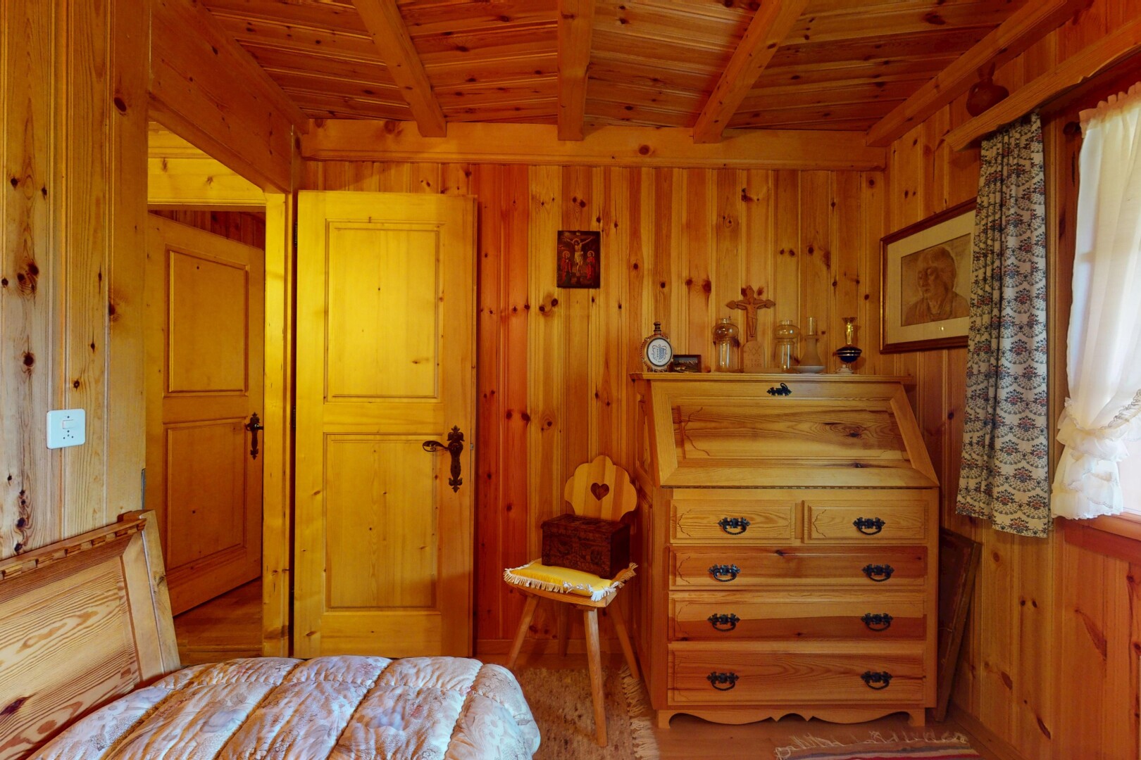 chambre avec mur en bois, wood wall, inside property, plafond en bois, et wood ceiling