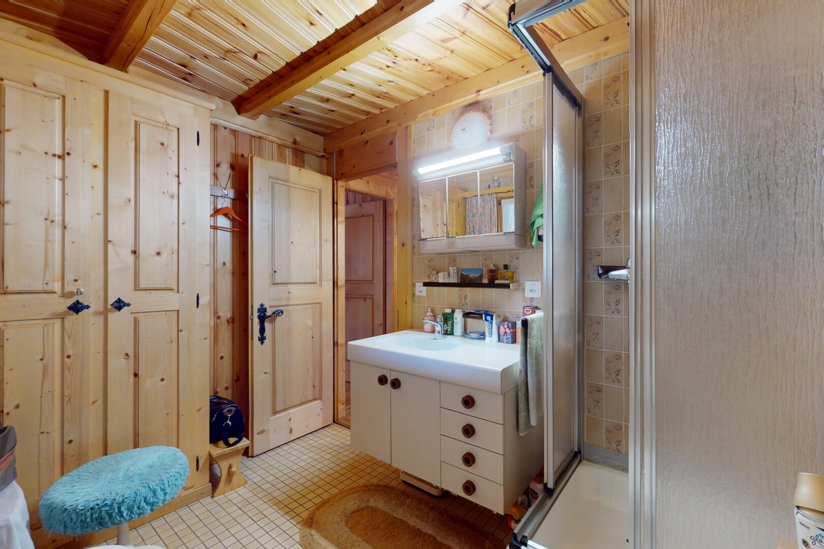 salle de bains avec salle de bain complète, lavabo (ou coiffeuse selon le contexte), douche, inside property, et miroir
