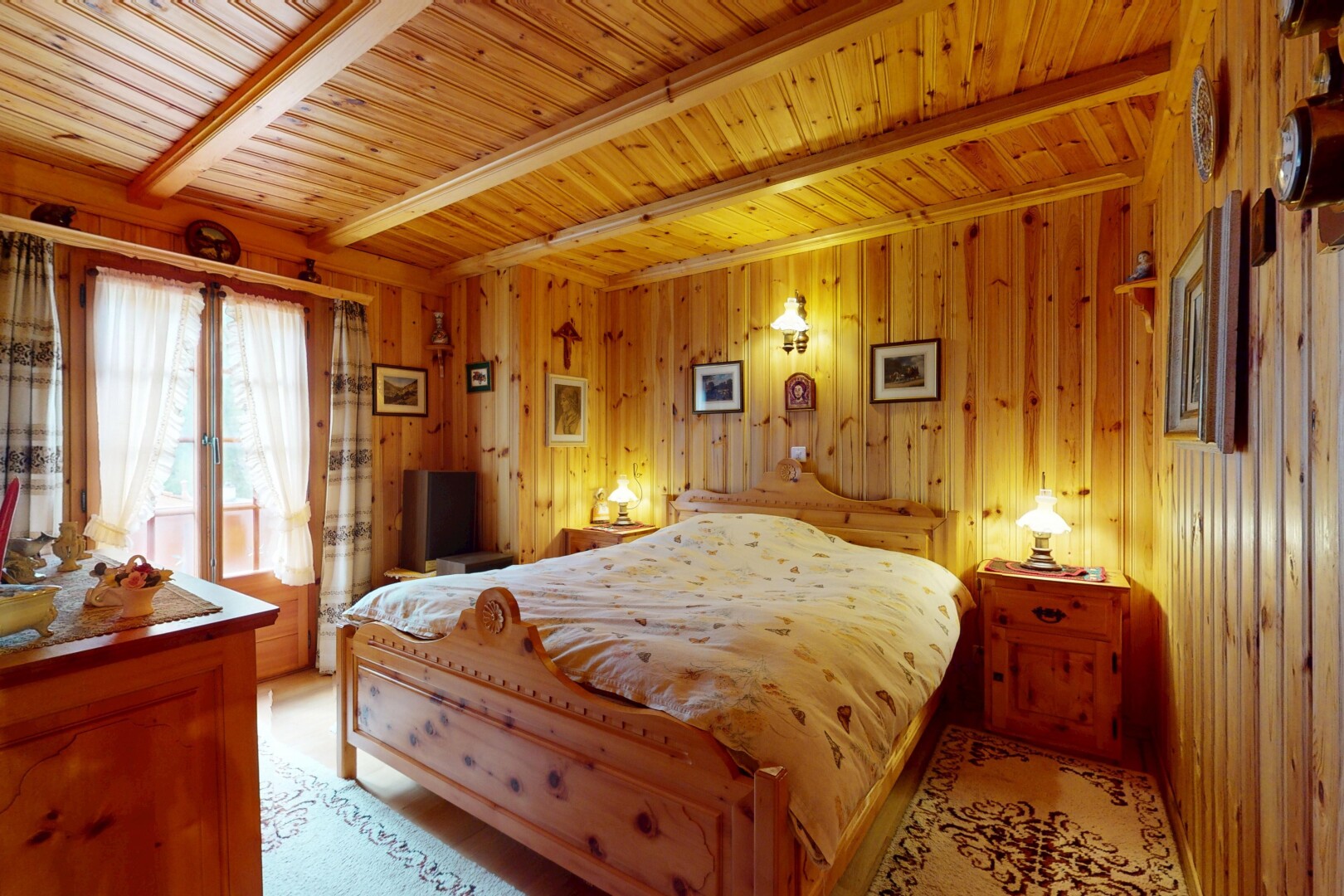 chambre avec inside property, lumière naturelle, natural light, mur en bois, et wood wall