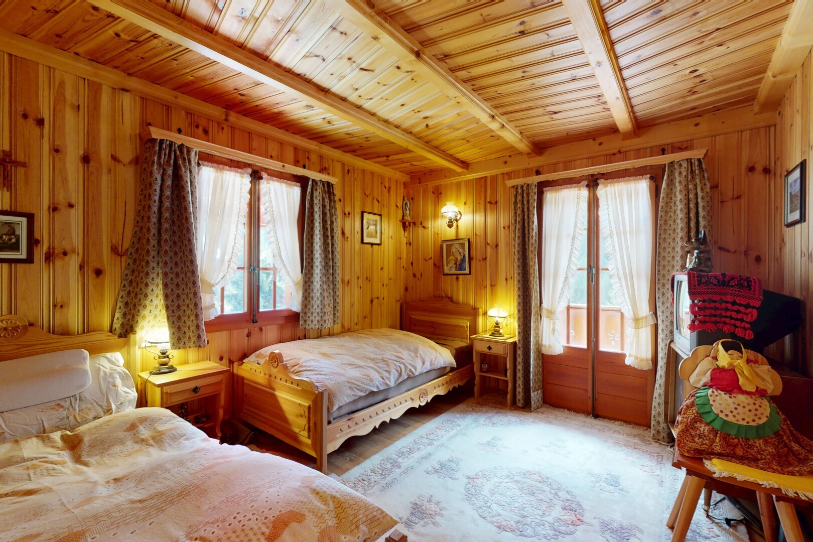 chambre avec portes-fenêtres, inside property, lumière naturelle, natural light, et plafond à poutres
