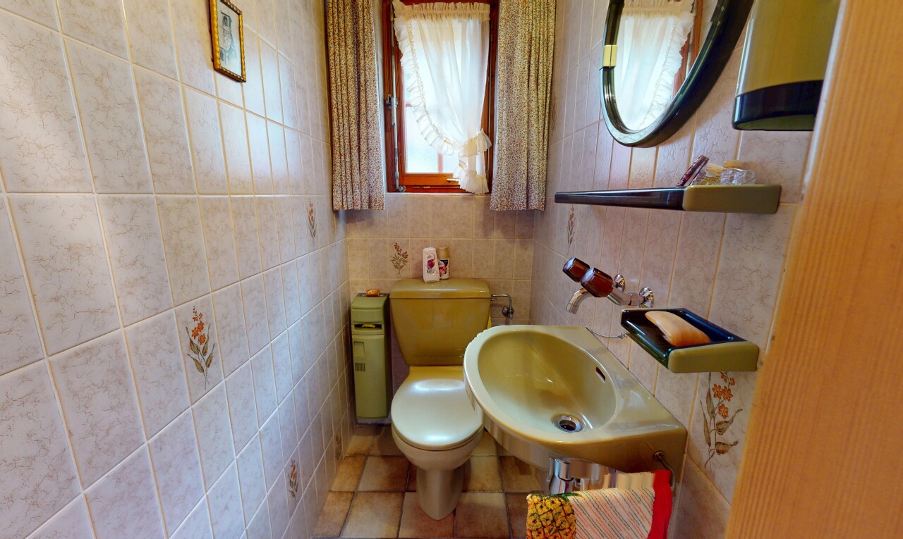 salle de bains avec miroir, toilette, lumière naturelle, natural light, et inside property