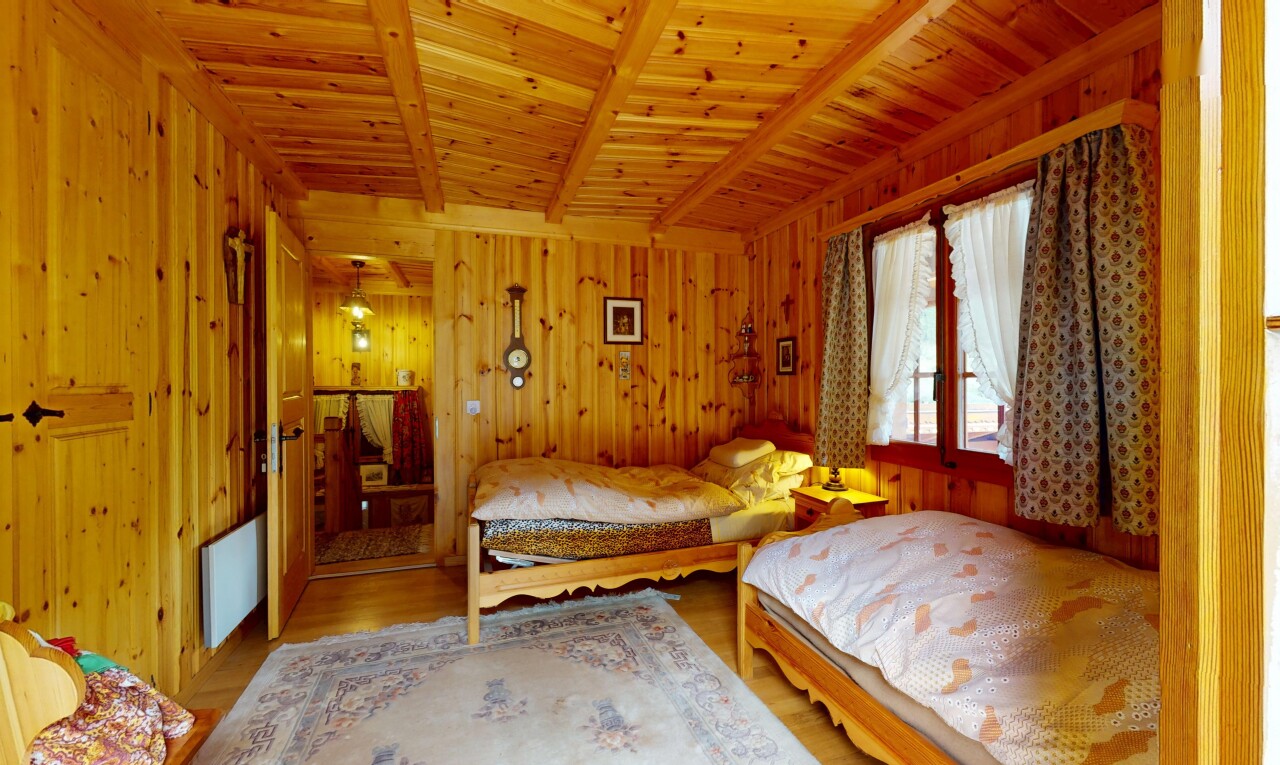 chambre avec lumière naturelle, natural light, inside property, sol en finition bois, et wood finish floor
