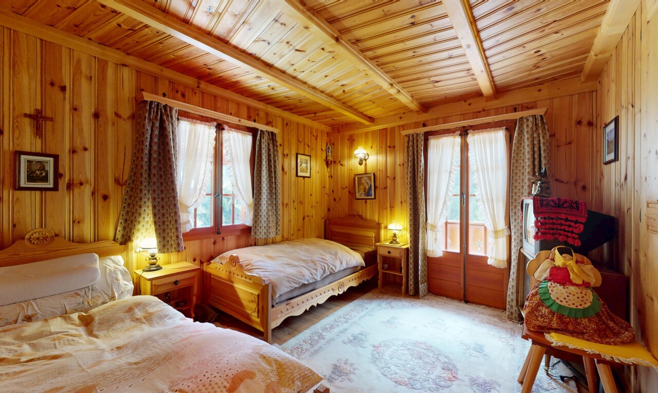 chambre avec portes-fenêtres, inside property, lumière naturelle, natural light, et plafond à poutres