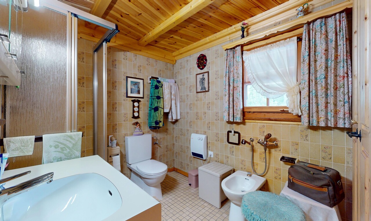 salle de bains avec toilette, mur en carrelage, tile wall, salle de bain complète, et douche