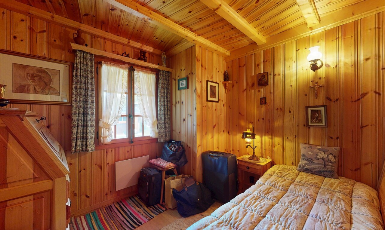 chambre avec inside property, mur en bois, wood wall, lumière naturelle, et natural light