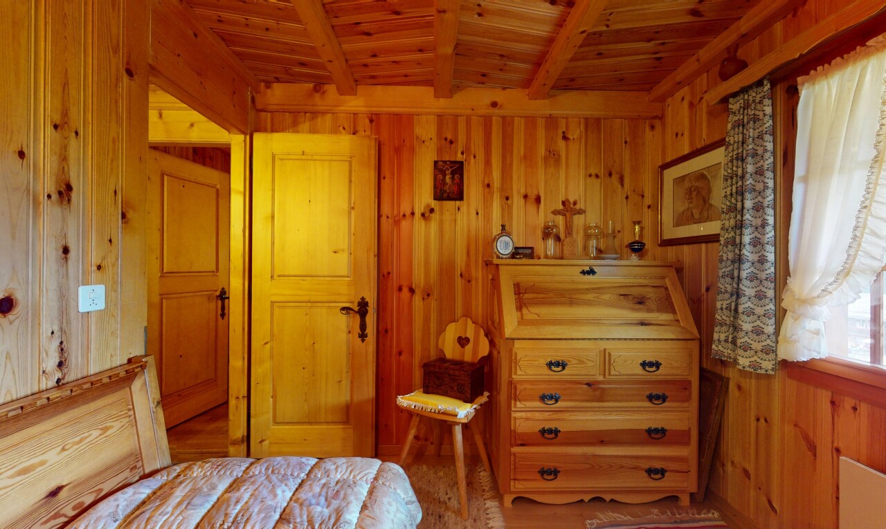chambre avec mur en bois, wood wall, inside property, plafond en bois, et wood ceiling