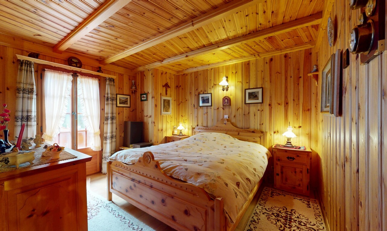chambre avec inside property, lumière naturelle, natural light, mur en bois, et wood wall