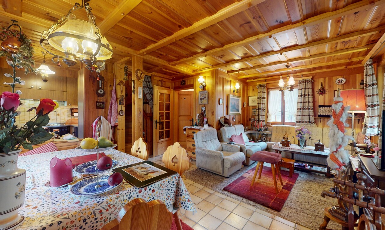 salon / salle à manger avec lustre remarquable, mur en bois, wood wall, plafond en bois, et wood ceiling
