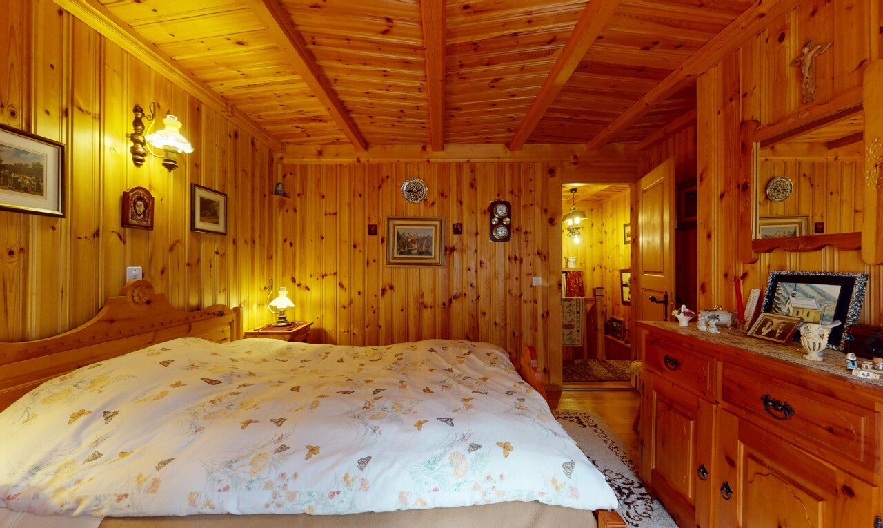 chambre avec plafond en bois, wood ceiling, inside property, plafond à poutres, et beamed ceiling