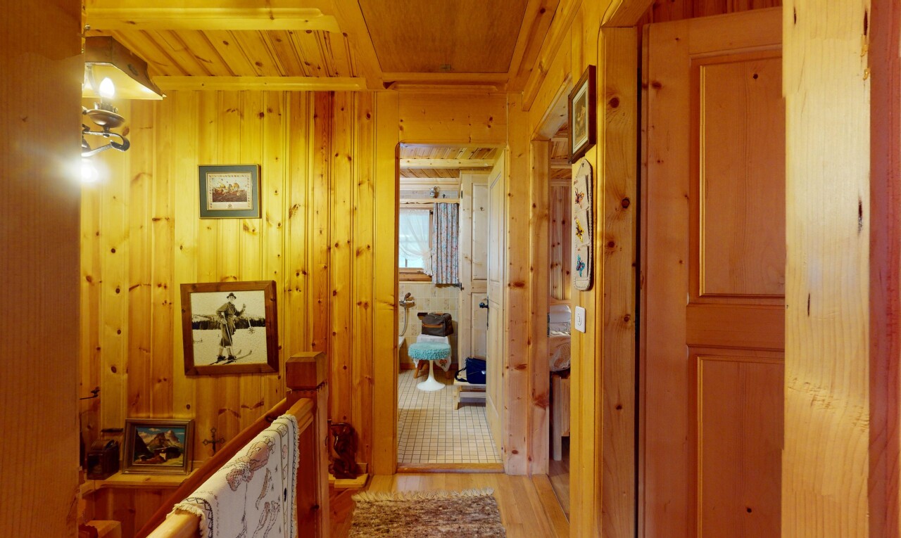 couloir avec sol en finition bois, wood finish floor, mur en bois, wood wall, et plafond en bois