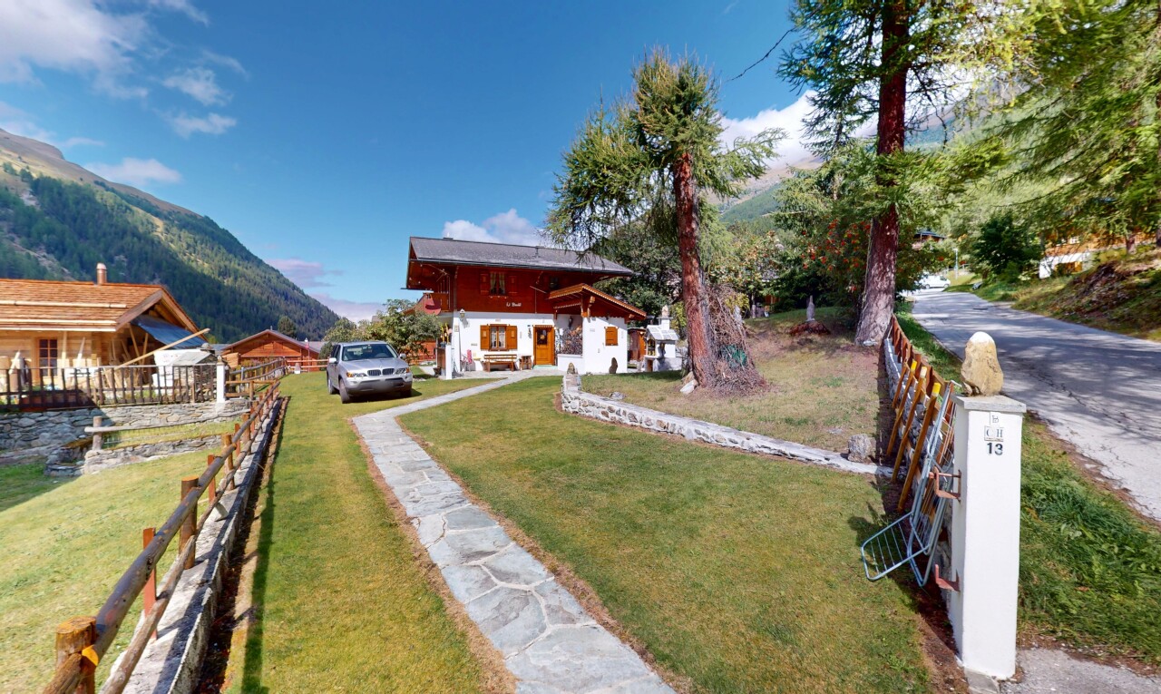 façade avec vue sur la montagne, mountain view, day time, property visible, et pelouse