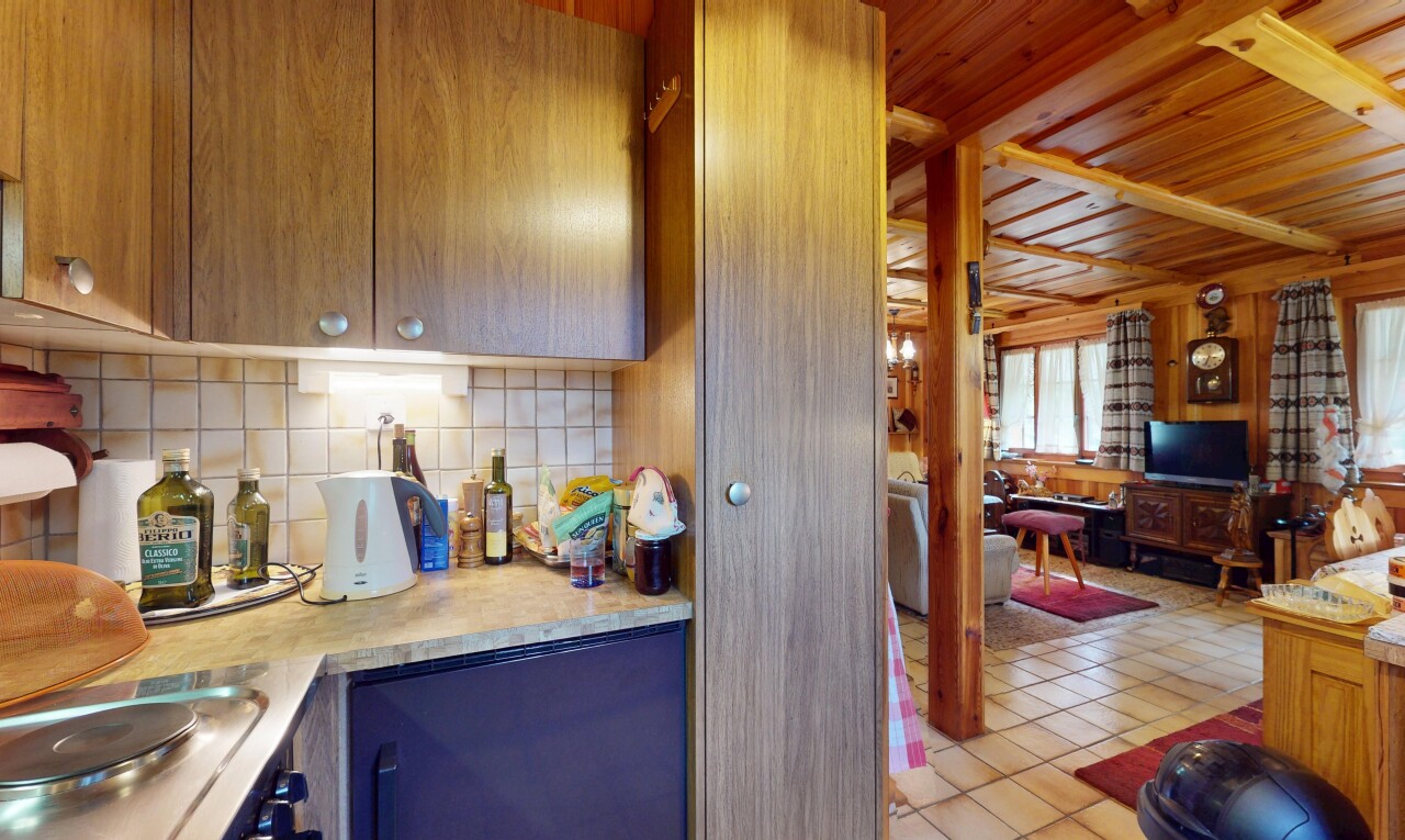 cuisine avec sol en carrelage, tile floor, plans de travail, inside property, et télévision
