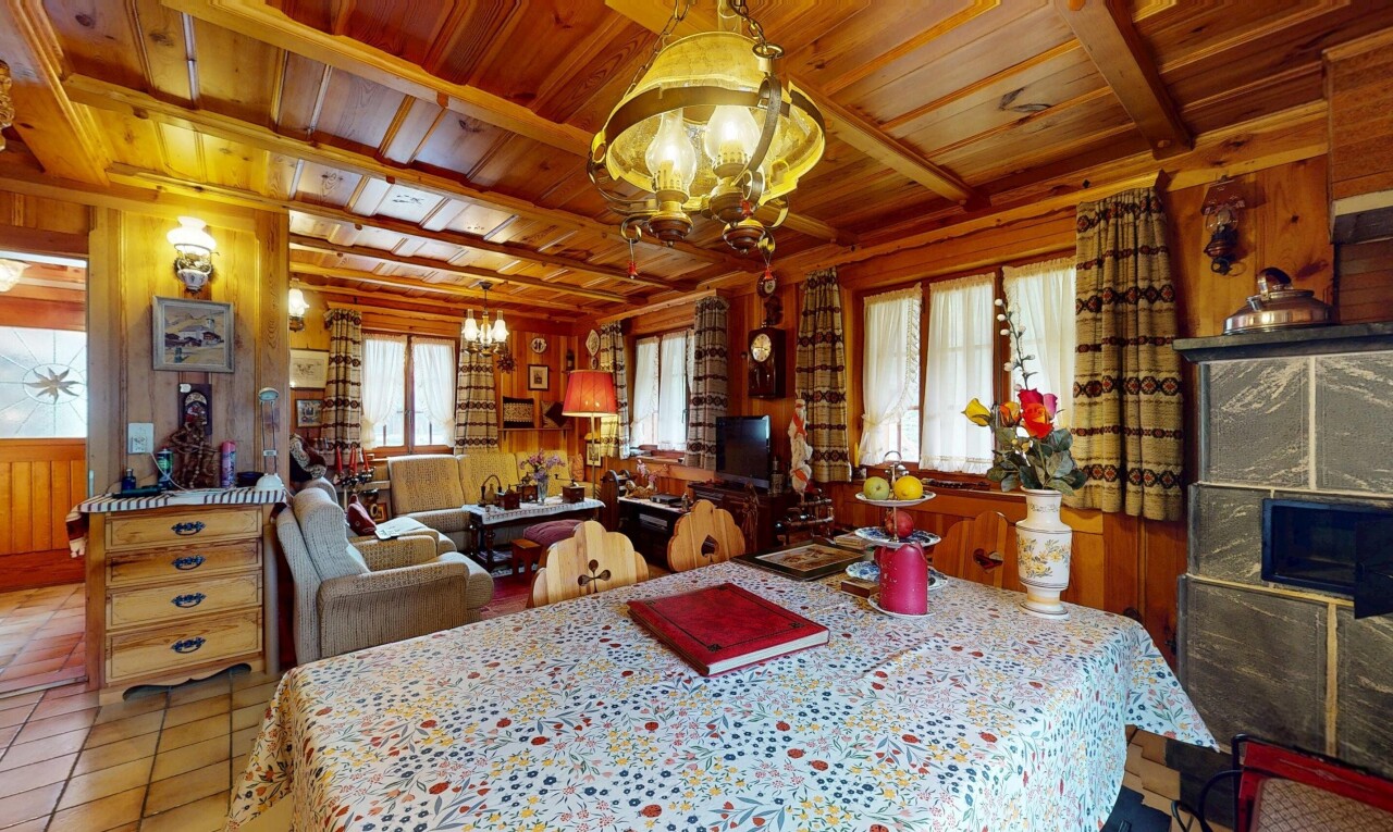 salle à manger avec mur en bois, wood wall, lustre remarquable, plafond en bois, et wood ceiling