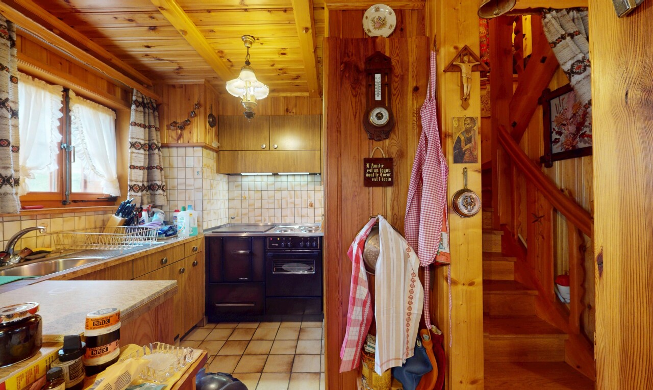 cuisine avec plans de travail, inside property, sol en carrelage, tile floor, et lumière naturelle