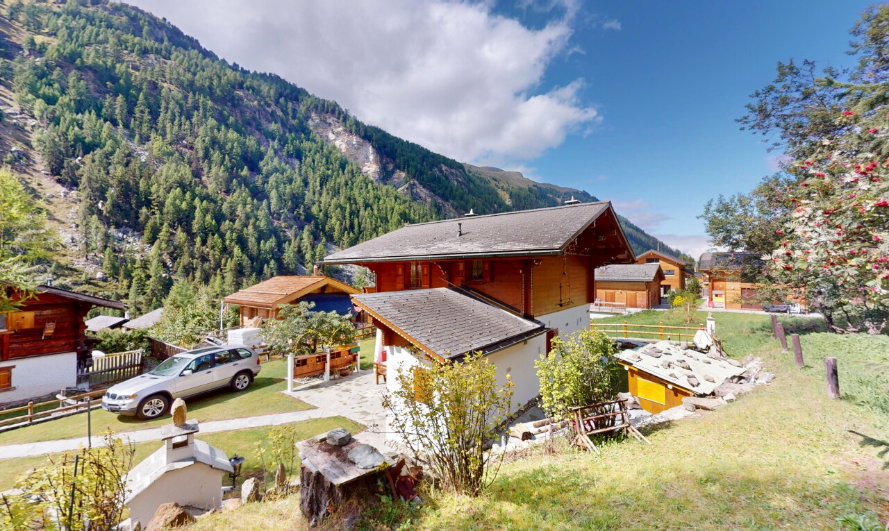 façade avec vue sur la montagne, mountain view, property visible, day time, et pelouse