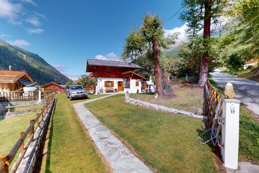 façade avec vue sur la montagne, mountain view, day time, property visible, et pelouse