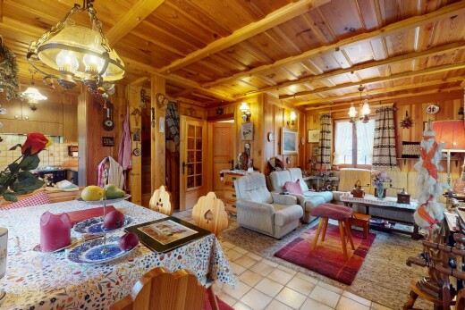 salon / salle à manger avec lustre remarquable, mur en bois, wood wall, plafond en bois, et wood ceiling