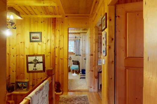 couloir avec sol en finition bois, wood finish floor, mur en bois, wood wall, et plafond en bois