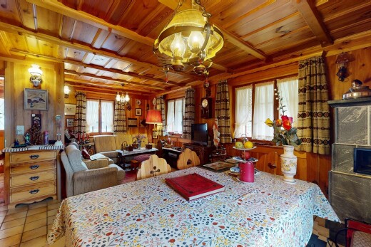 salle à manger avec mur en bois, wood wall, lustre remarquable, plafond en bois, et wood ceiling