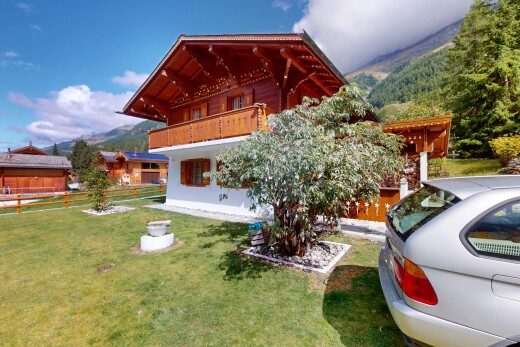 façade avec property visible, pelouse, vue sur la montagne, mountain view, et day time
