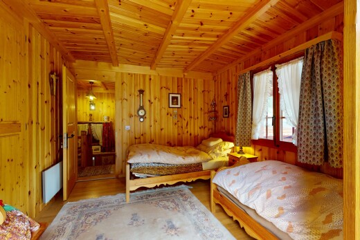 chambre avec lumière naturelle, natural light, inside property, sol en finition bois, et wood finish floor