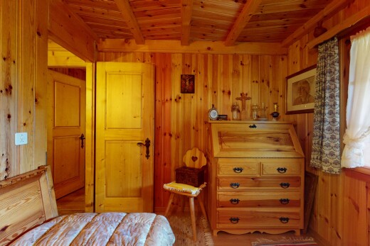 chambre avec mur en bois, wood wall, inside property, plafond en bois, et wood ceiling