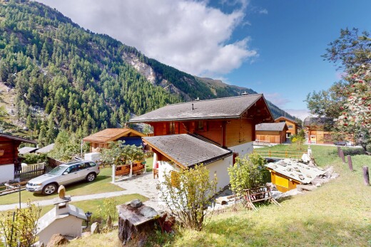 façade avec vue sur la montagne, mountain view, property visible, day time, et pelouse