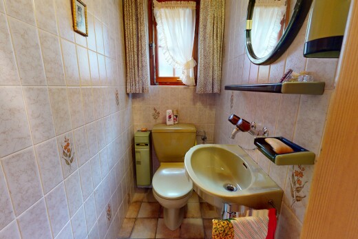 salle de bains avec miroir, toilette, lumière naturelle, natural light, et inside property