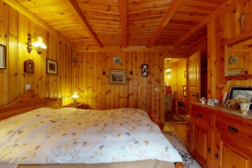 chambre avec plafond en bois, wood ceiling, inside property, plafond à poutres, et beamed ceiling