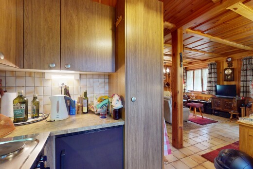 cuisine avec sol en carrelage, tile floor, plans de travail, inside property, et télévision