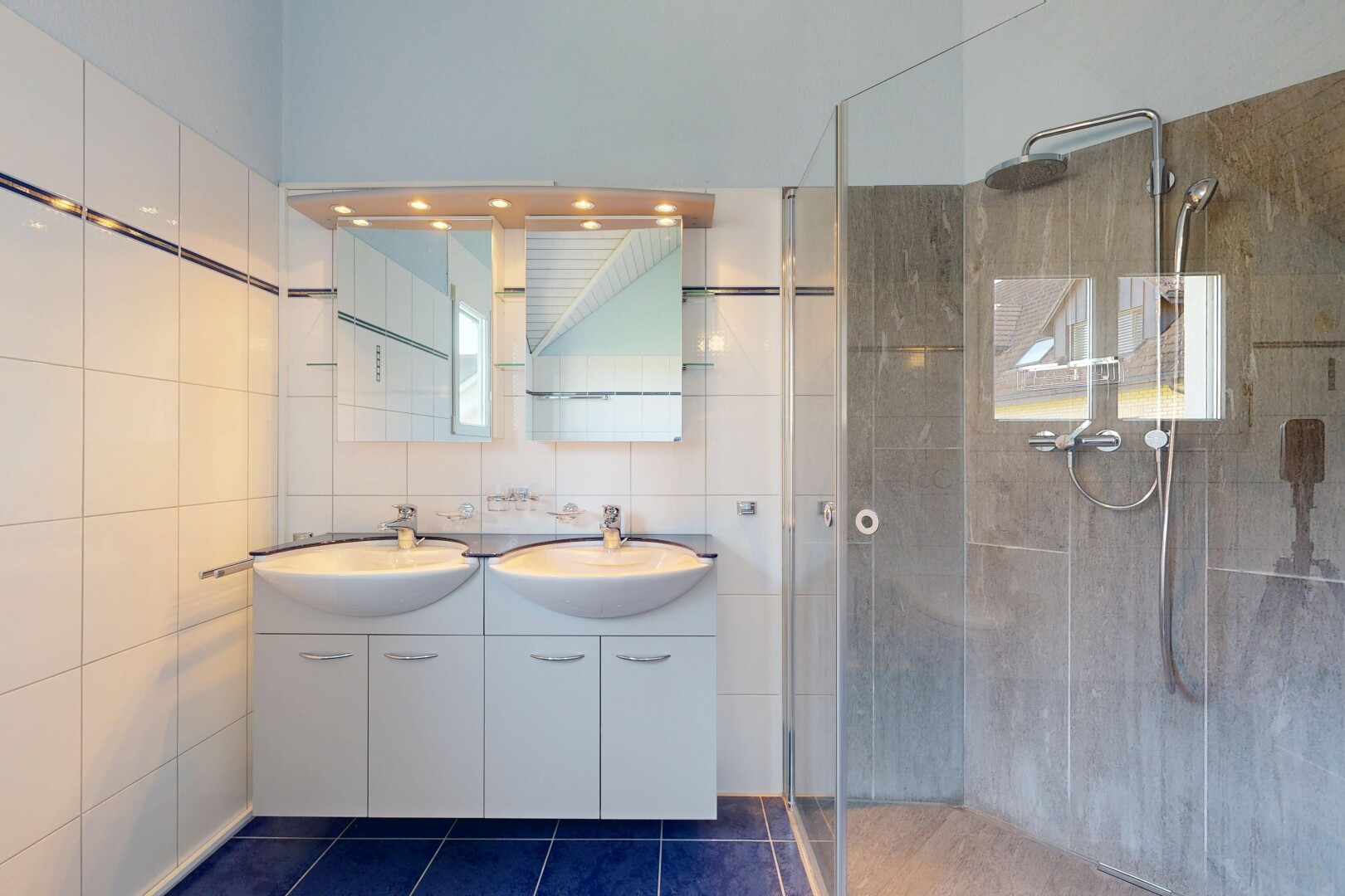 bad mit dark floor, doppelwaschtisch, spiegel, komplettes badezimmer, und dusche