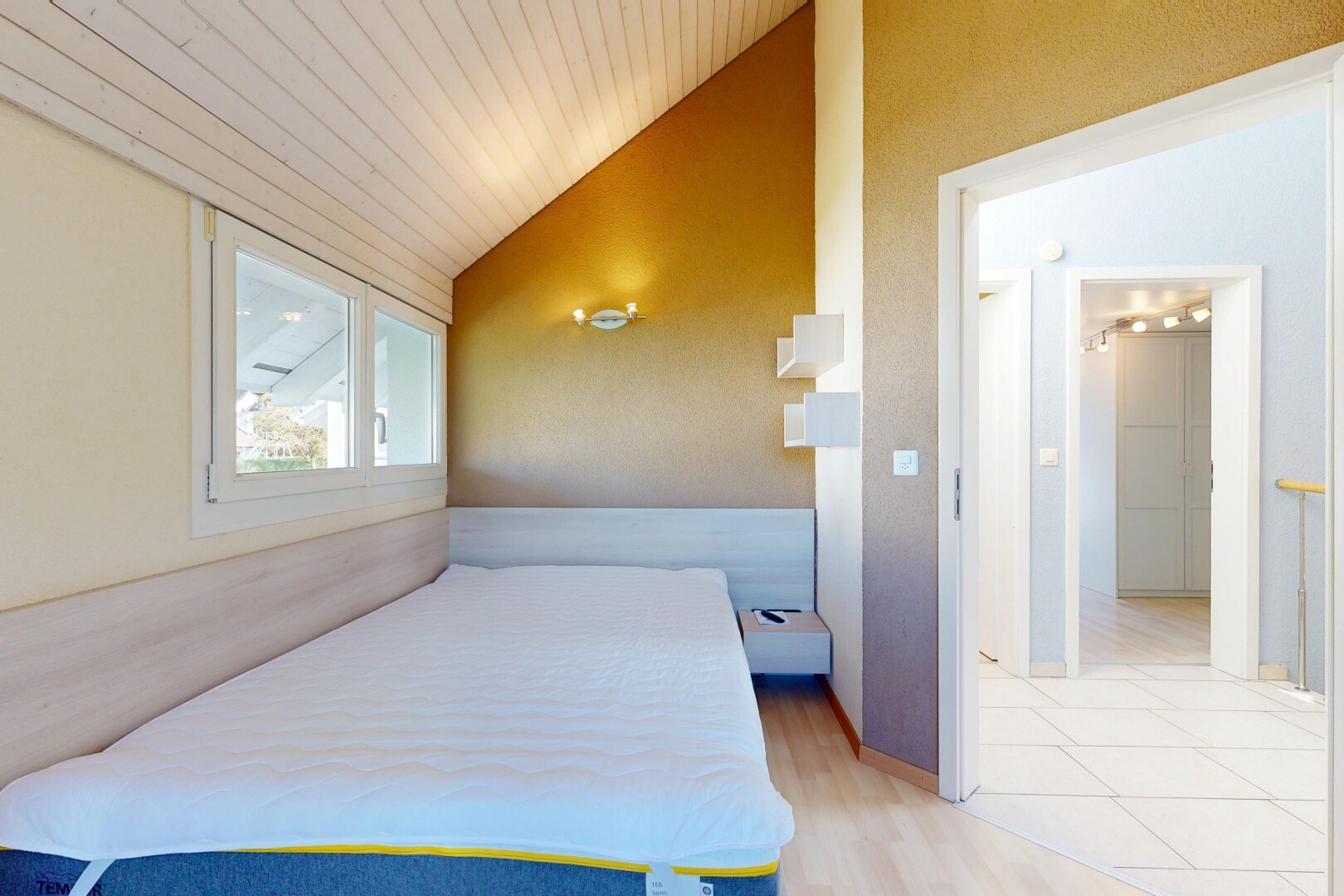zimmer / schlafzimmer mit dachschräge, vaulted ceiling, gipskartonwand, drywall, und inside property