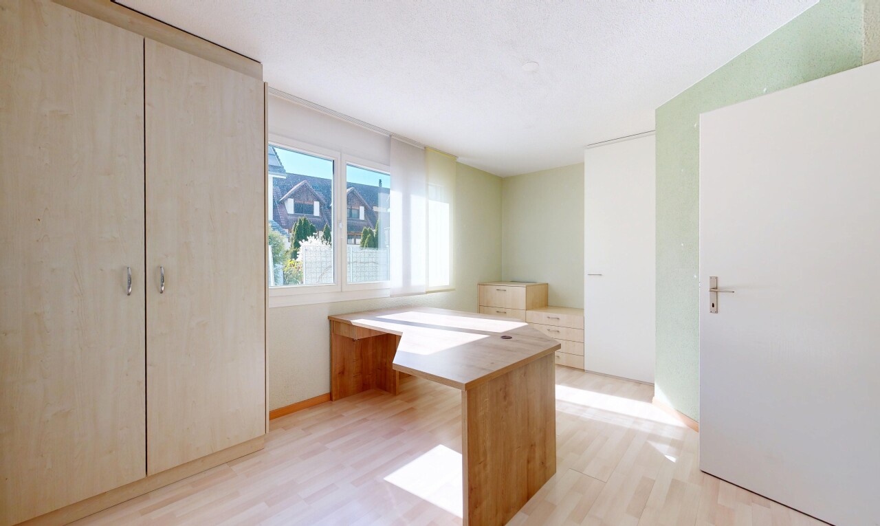 küche mit holzfußboden, wood finish floor, inside property, natürliches licht, und natural light