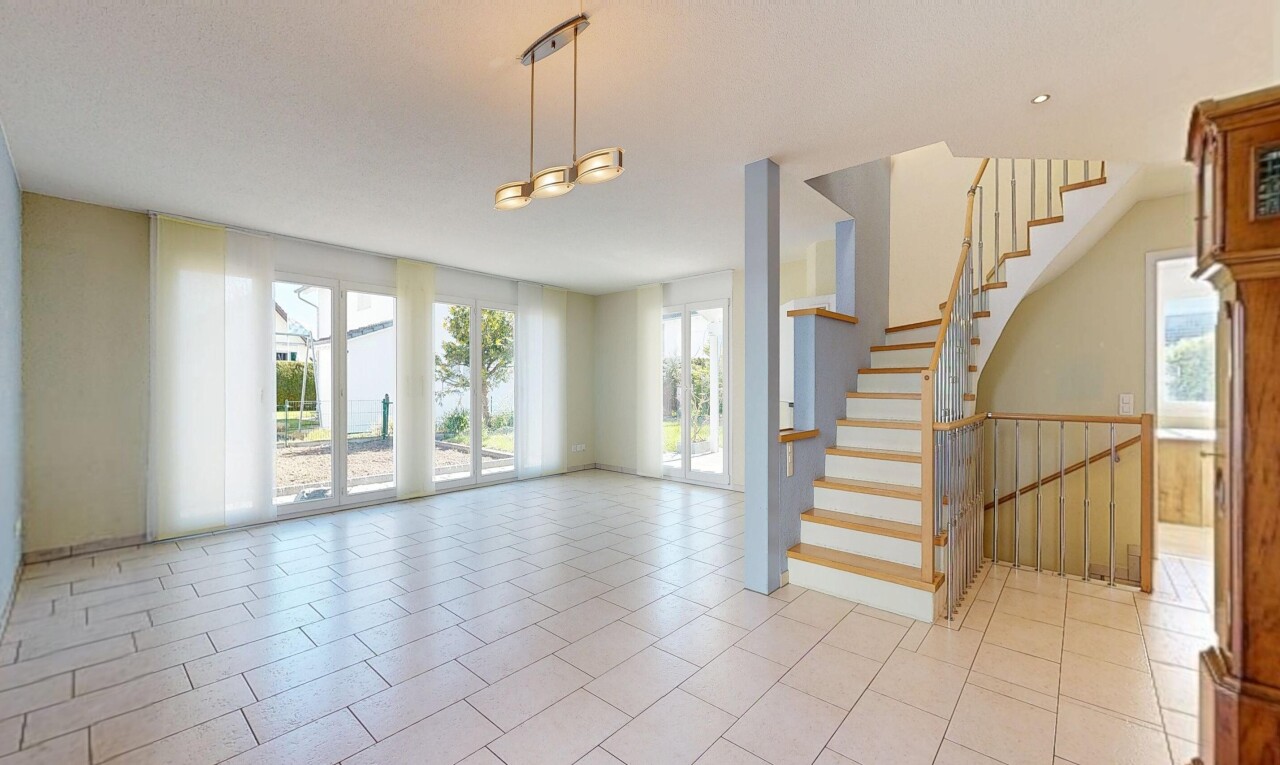treppe mit treppen, drywall, gipskartonwand, natural light, und natürliches licht