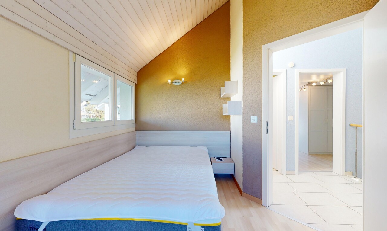 zimmer / schlafzimmer mit dachschräge, vaulted ceiling, gipskartonwand, drywall, und inside property