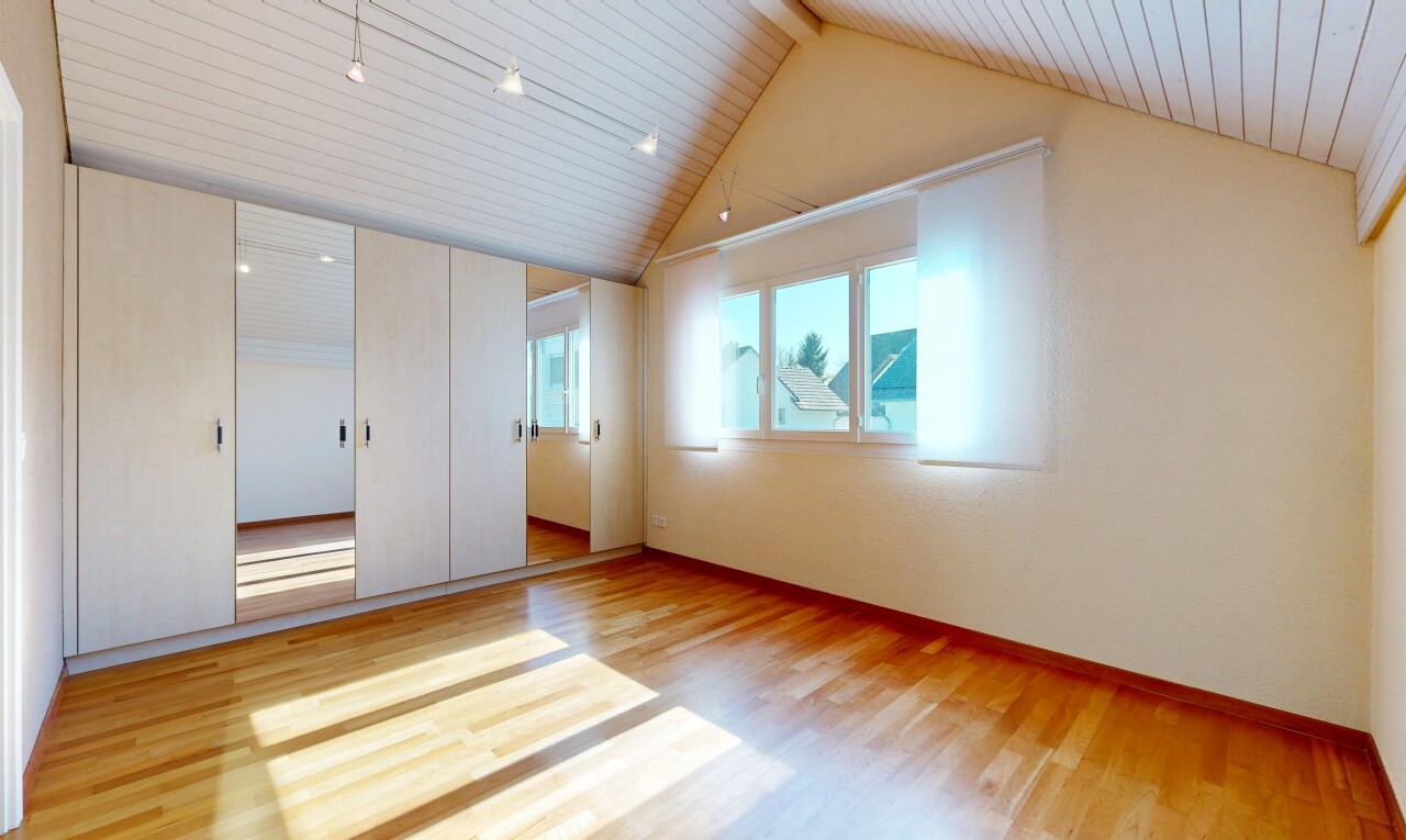 leerer raum mit holzfußboden, wood finish floor, natürliches licht, natural light, und kathedralendecke