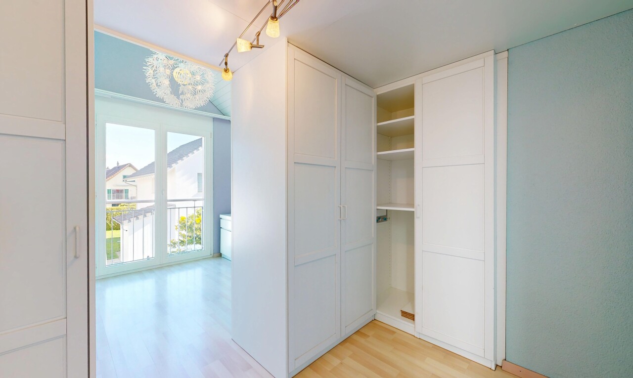 zimmer / schlafzimmer mit gipskartonwand, drywall, holzfußboden, wood finish floor, und inside property