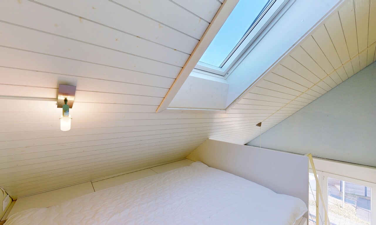 zimmer / schlafzimmer mit hauslüfter und dachfenster