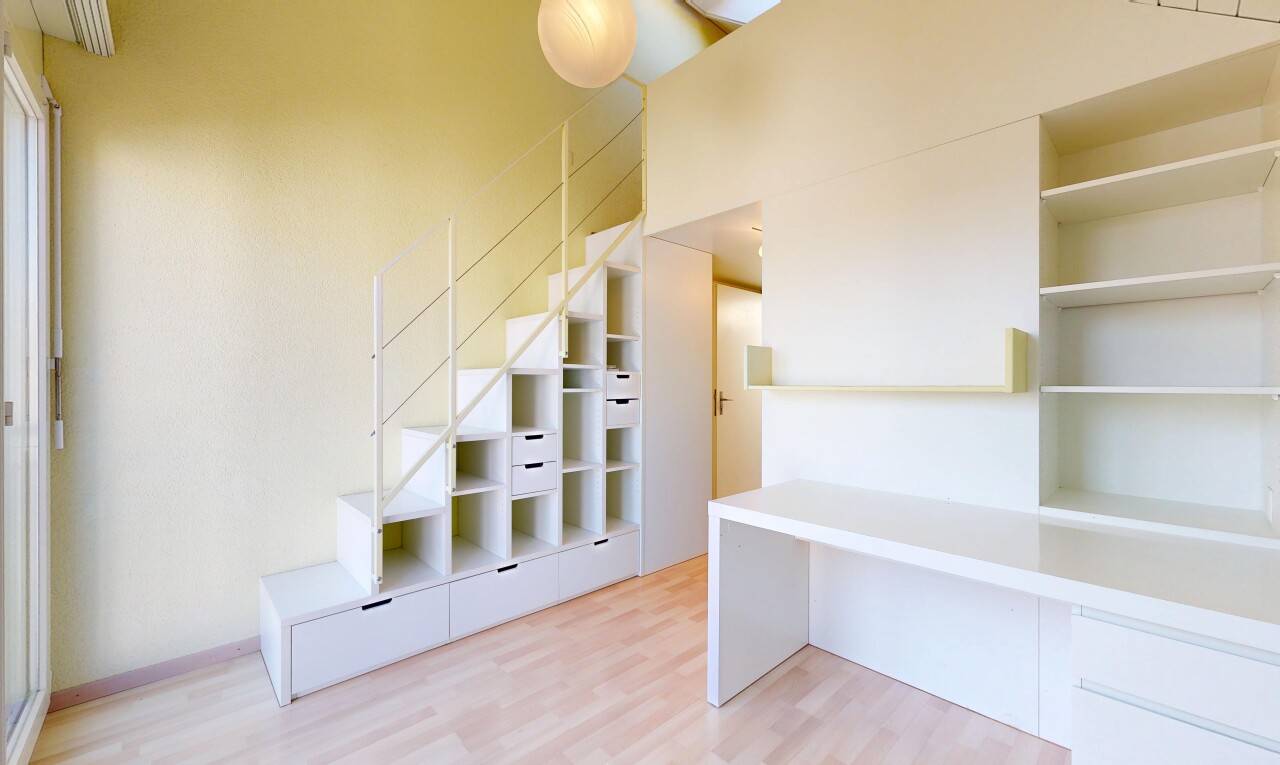 treppe mit wood finish floor, holzfußboden, inside property, drywall, und gipskartonwand